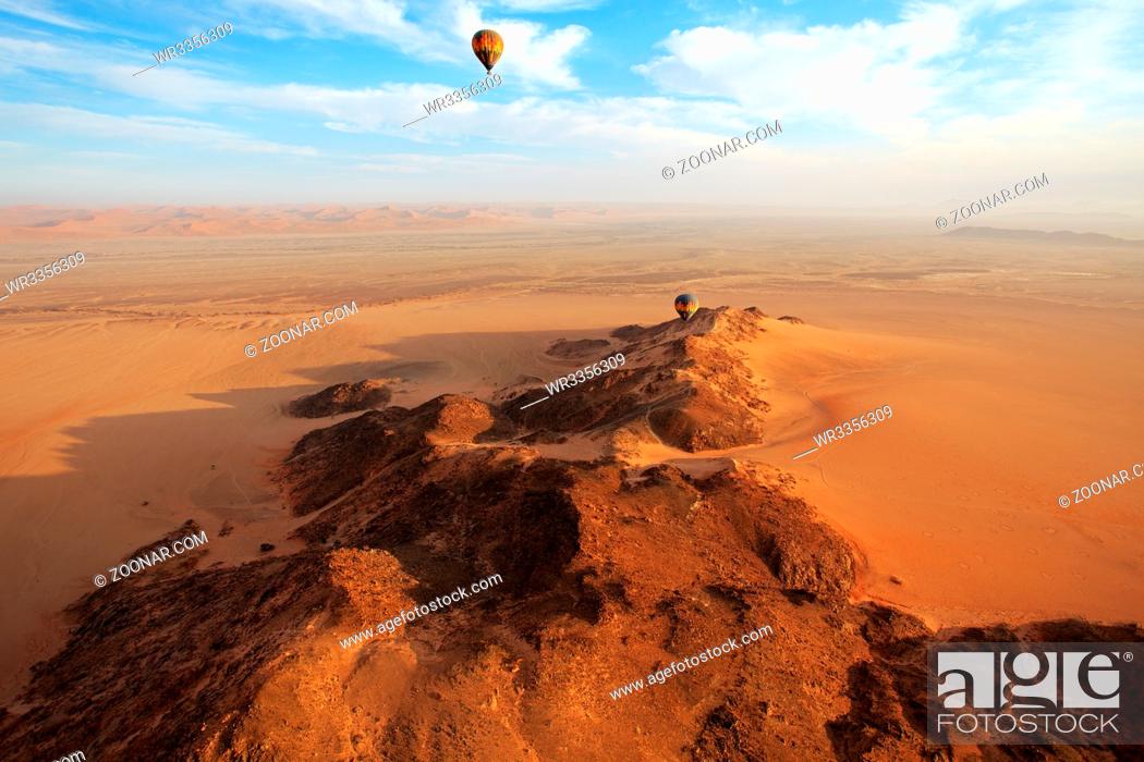 Stock Photo: Fahrt im Heißluftballon über der Namib im Namib-Naukluft Nationalpark in Namibia.