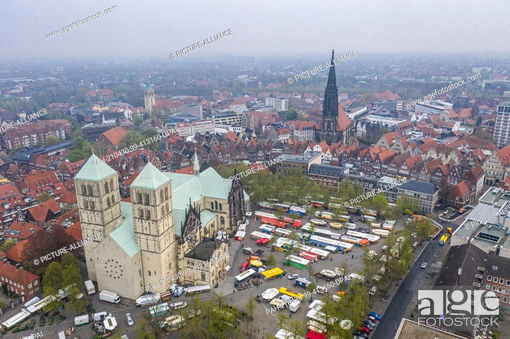Imagen: 30 April 2021, North Rhine-Westphalia, Münster: In front of the cathedral (l) the weekly market is taking place. In the background you can see the.