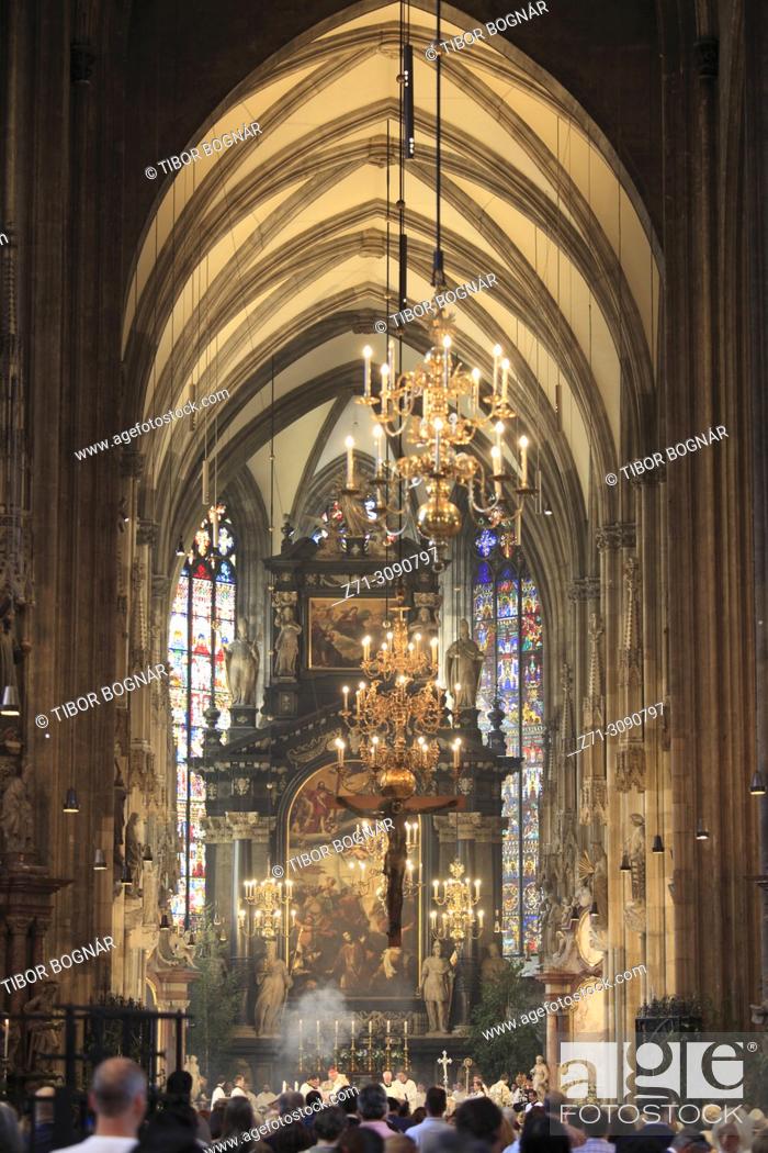 Stock Photo: Austria, Vienna, St Stephen Cathedral, interior, mass, people, .