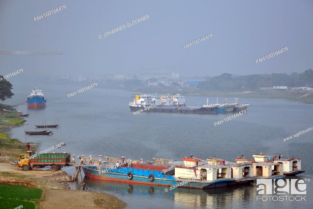 Stock Photo: Ship transport in Ghorashal near Narsingdi on 09.01.2015 - Bangladesh. | usage worldwide. - Ghorashal/Dhaka/Bangladesh.