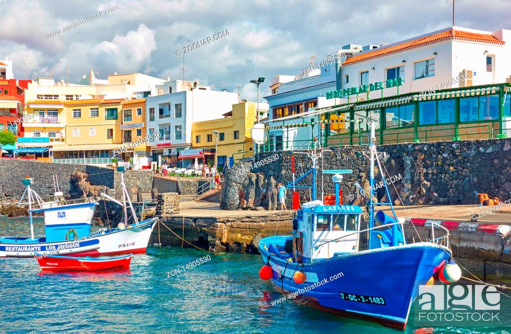 Los Abrigos, Tenerife, Spain December 16, 2019: Fishing boats and seafood restaurants at..., Foto de Stock, Imagen Derechos Protegidos Pic. ZON-14905530 agefotostock