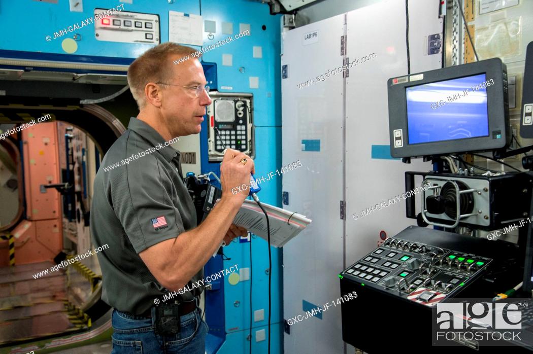 Imagen: NASA astronaut Tim Kopra, Expedition 46 flight engineer and Expedition 47 commander, participates an emergency scenario training session in an International.
