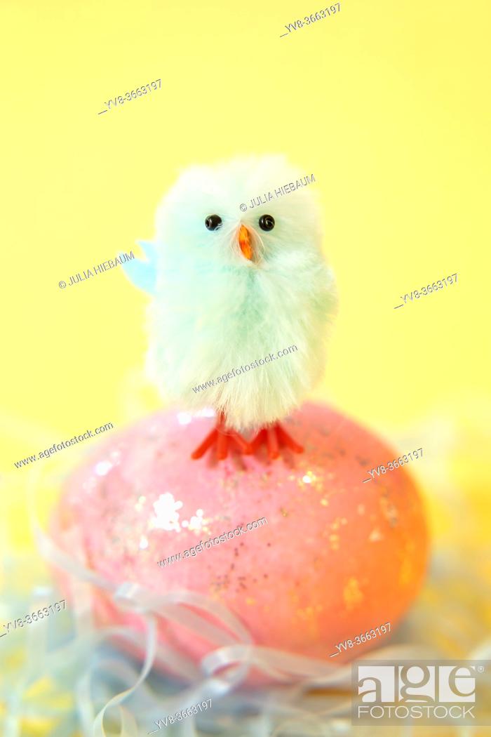 Photo de stock: Blue chick standing on Easter egg.