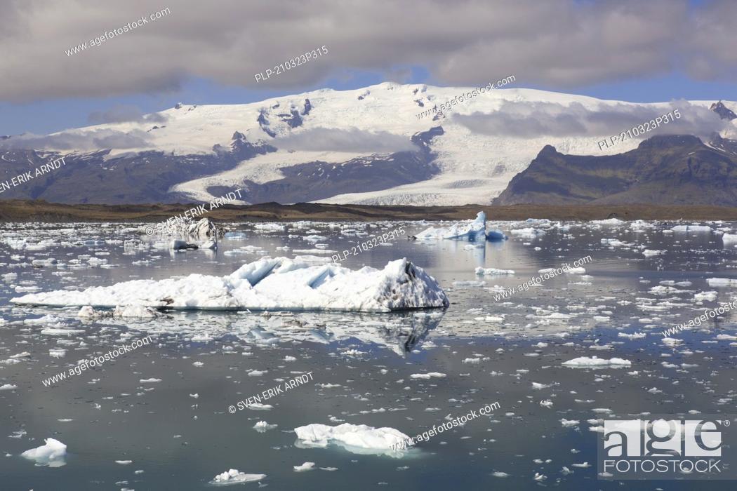 Photo de stock: Icebergs floating in Jökulsárlón / Joekusarlon in summer, glacial lake in southern part of Vatnajökull National Park, southeast Iceland.