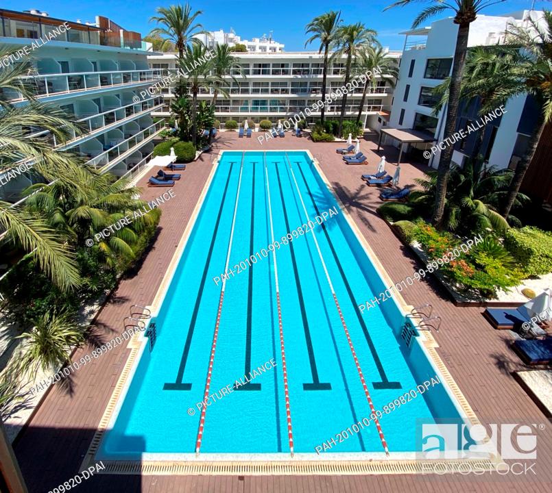 12 July Spain, Alcudia: The swimming pool of the Suites Hotel Las Gaviotas, Foto de Stock, Imagen Derechos Protegidos Pic. PAH-201010-99-899820-DPAI | agefotostock