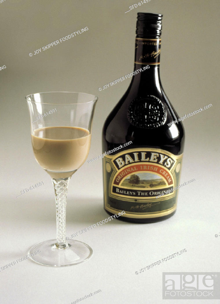 Baileys in a Glass with Bottle, Foto de Imagen Derechos Protegidos Pic. SFD-614591 | agefotostock