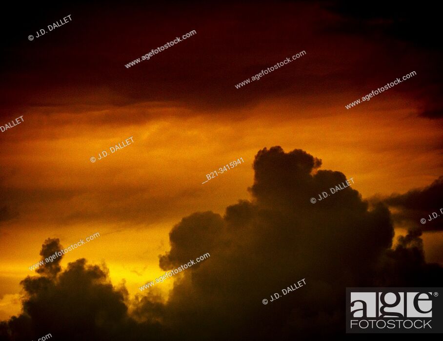 Photo de stock: Clouds at sunset.