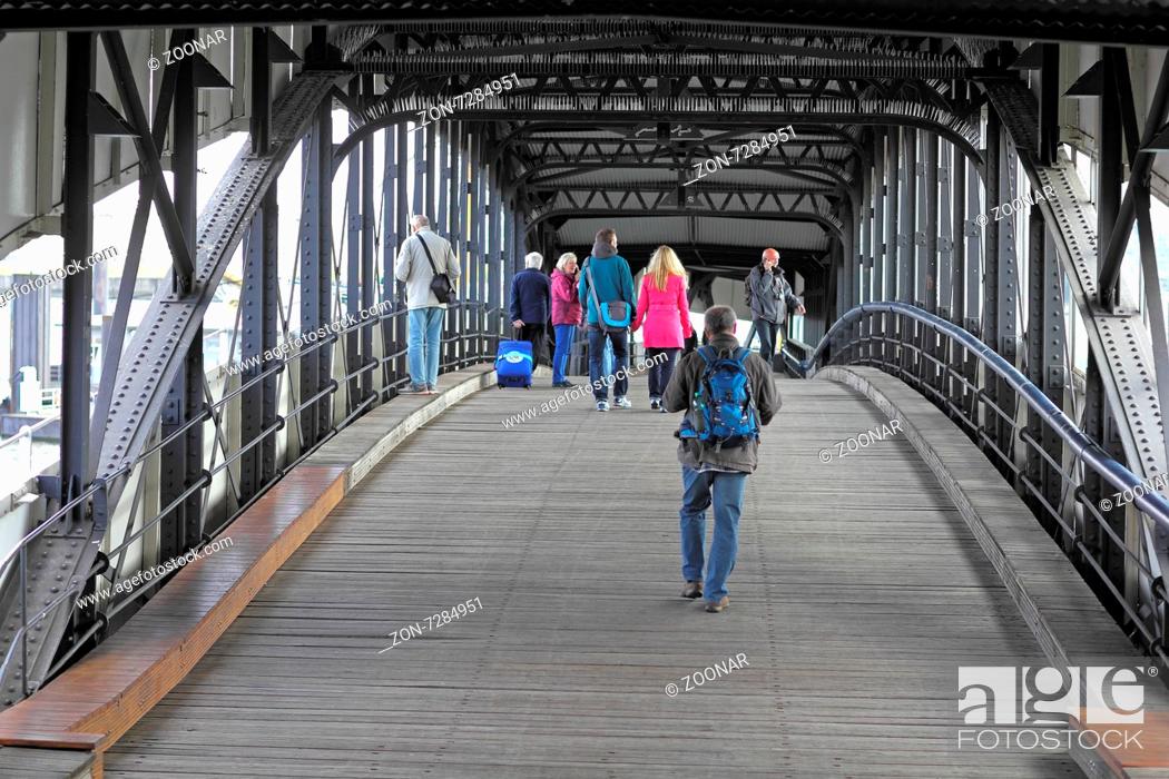Stock Photo: Die Überseebrücke ist eine überdachte Fußgängerbrücke im Hamburger Hafen, die zu einem Ponton im Hamburger Niederhafen führt.