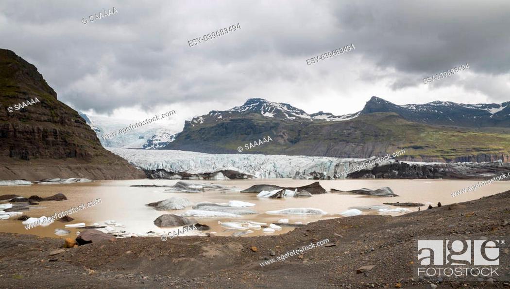Stock Photo: Wide view of tourists in svinafellsjokull glacier, Iceland.