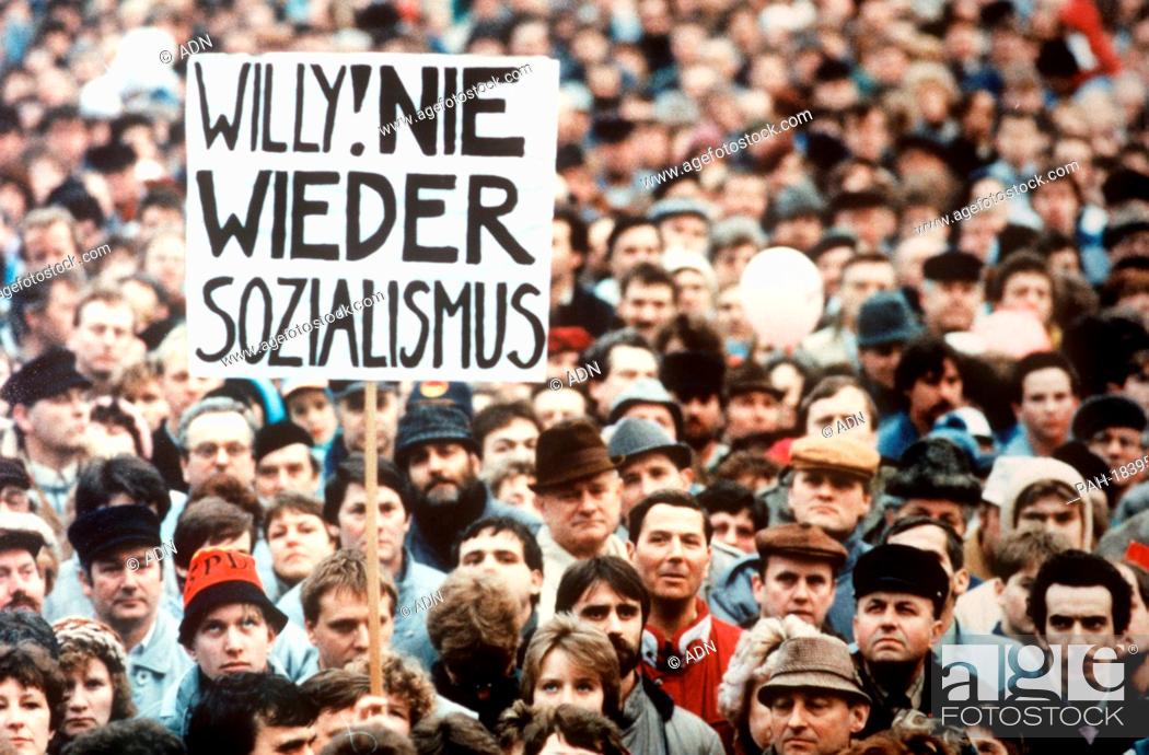 Imagen: Spectators hold a banner reading 'Willy! No more Socialism!' as German Social Democrats (SPD) honourary chairman Willy Brandt delivers a speech during the.