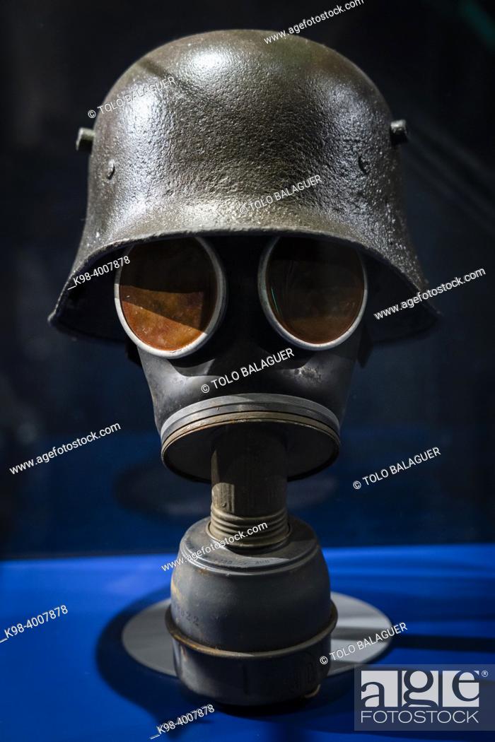 Photo de stock: Stahlhelm helmet and gas mask, first world war, castle of Foix, 10th century, Foix, department of Ariège, Occitanie, Pyrenean mountain range, France.