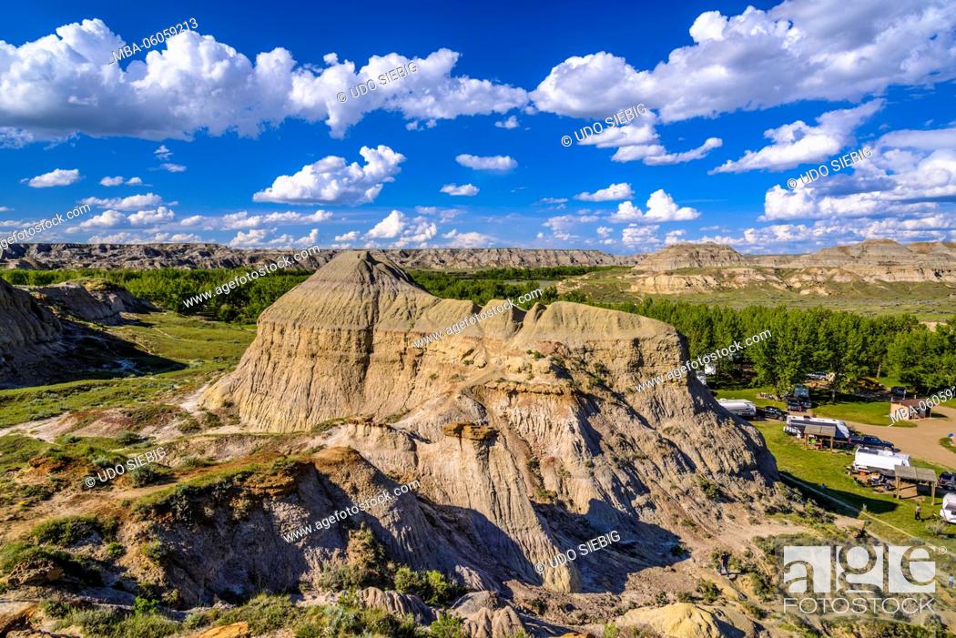 Stock Photo: Canada, Alberta, Canadian Badlands, Red Deer River Valley, Dinosaur Provincial Park, View from Coulee Viewpoint Trail.