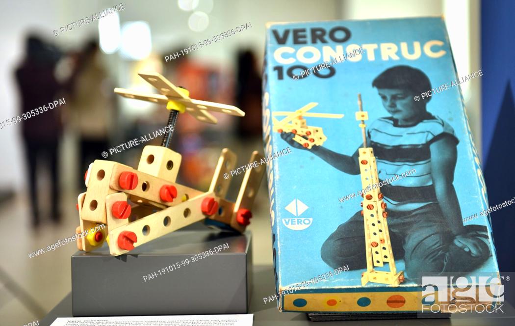 Stock Photo: 15 October 2019, Thuringia, Gera: The Vero Construc basic box from the 1970s can be seen in the special exhibition ""Toys Made in GDR - Eisenbahn und Feuerwehr.