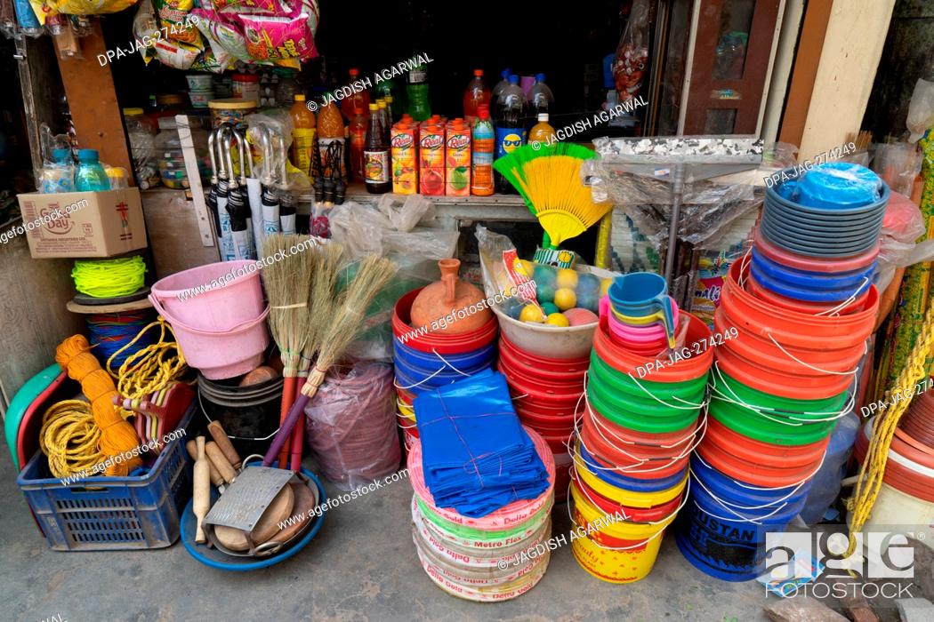Imagen: Colorful plastic buckets, Hardware Shop, Almora, Uttarakhand, India, Asia.