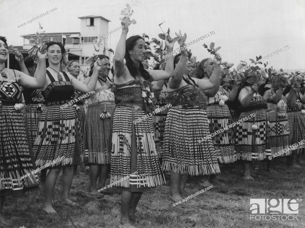 Imagen: At Rotorua - Famous Maori guide, Rangi, in foreground, leads one of the dancers for the Queen. January 12, 1954. (Photo by Associated Newspapers Ltd.).