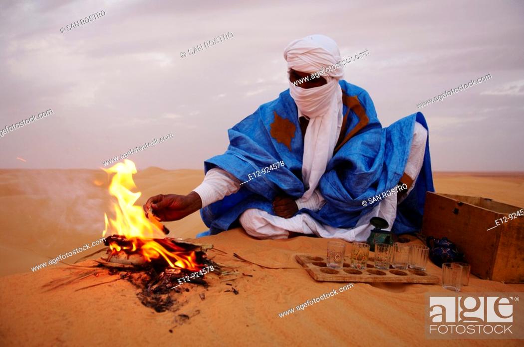Photo de stock: Man preparing tea in the Sahara desert near Chinguetti, Adrar Plateau, Mauritania.