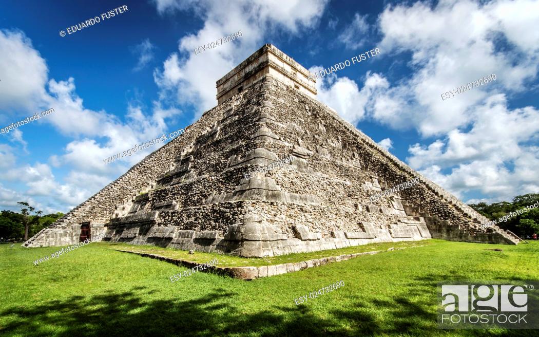 Stock Photo: Pyramid El Castillo in Chichen Itza (Mexico).