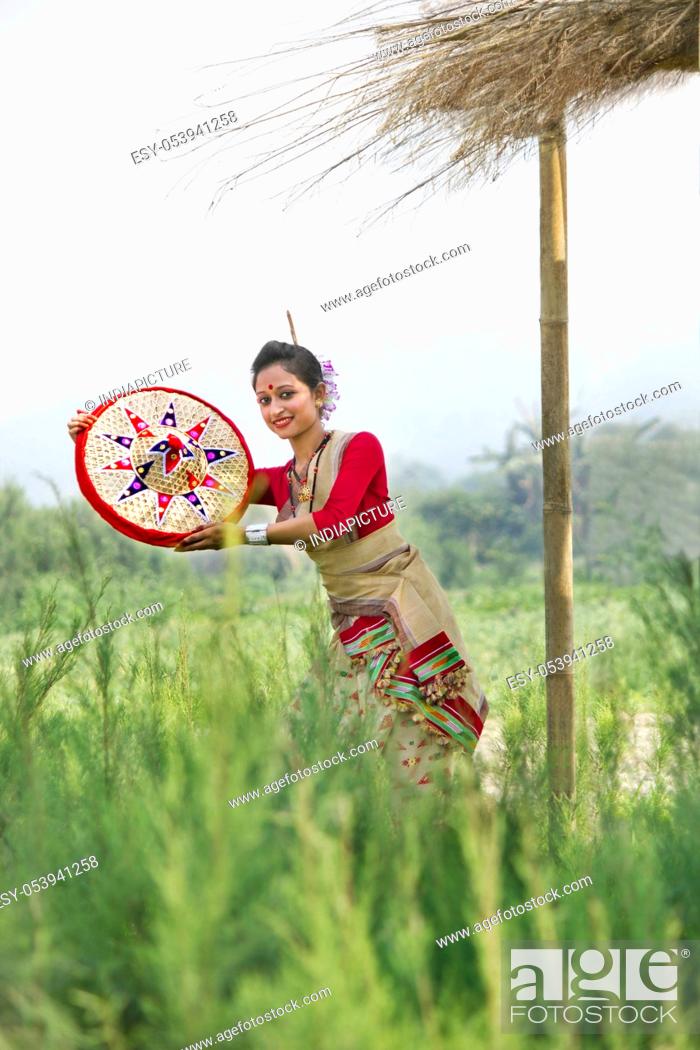 Imagen: Bihu dancer holding a jaapi.