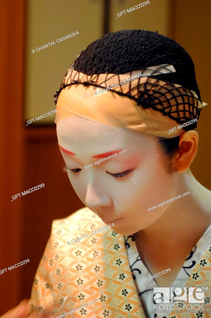Imagen: A GEIKO’S GEISHA TRADITIONAL MAKEUP DORAN, DRAWING THE EYEBROWS WITH RED MAKEUP OVER THE WHITE MAKEUP SHIRONURI ON THE FACE.