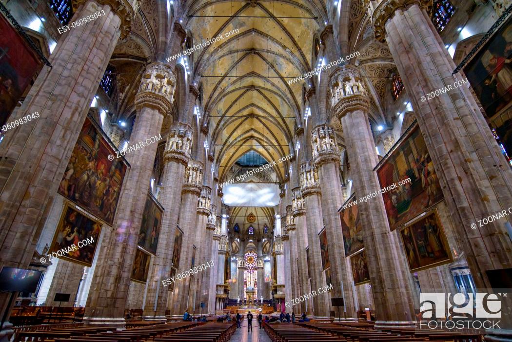 Imagen: Interior of Milan Cathedral (Duomo di Milano), the cathedral church of Milan, Italy. It's the fourth largest church in the world.