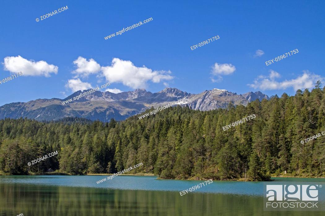 Stock Photo: Der Weißensee ist ein Bergsee im Grenzbereich von Lechtaler Alpen und Mieminger Gebirge nördlich unterhalb des Fernpasses in Tirol.