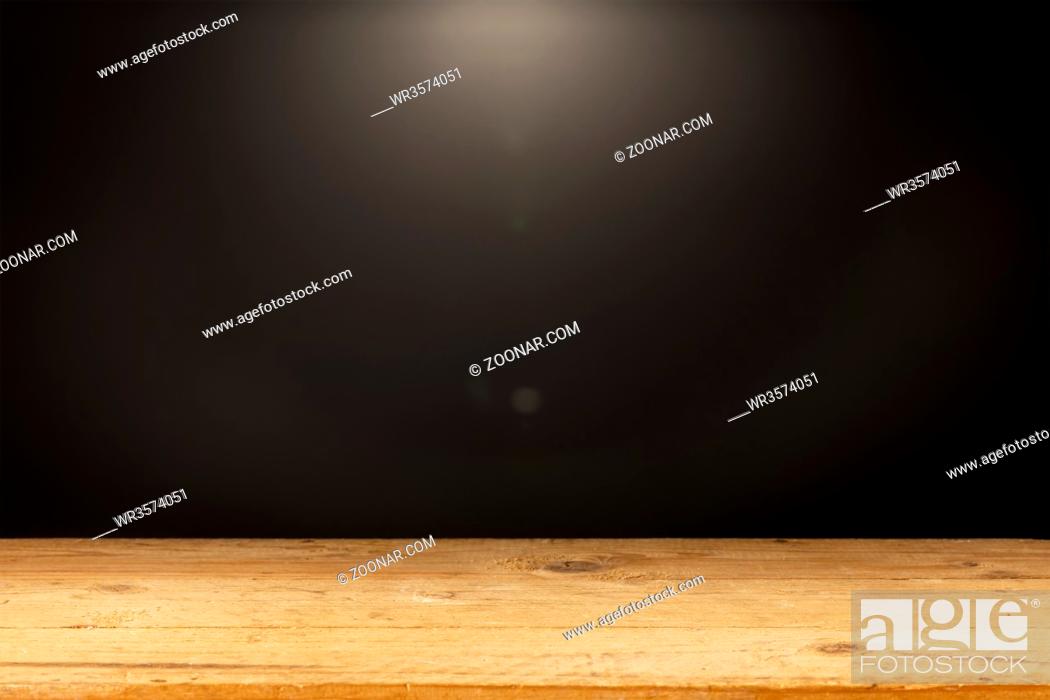 Imagen: An image of a black background light wooden table.