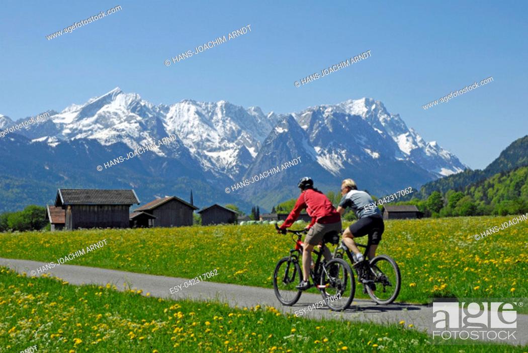 Imagen: cyclists in front of wetterstein mountains.
