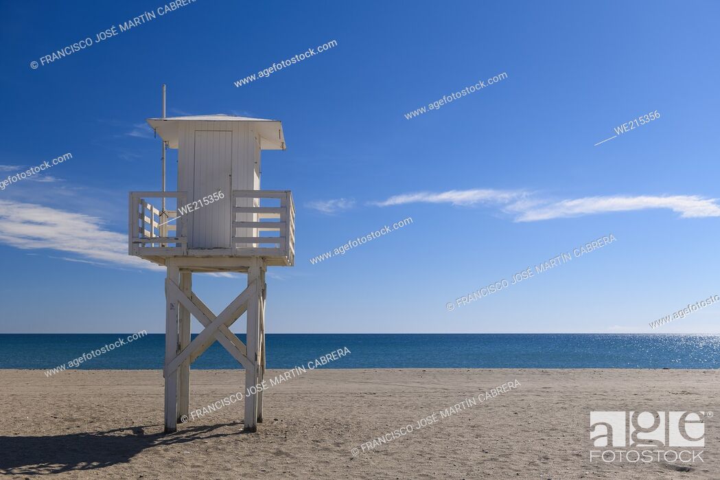 Photo de stock: Beach with lifeguard hut, all ready for summer. No people.