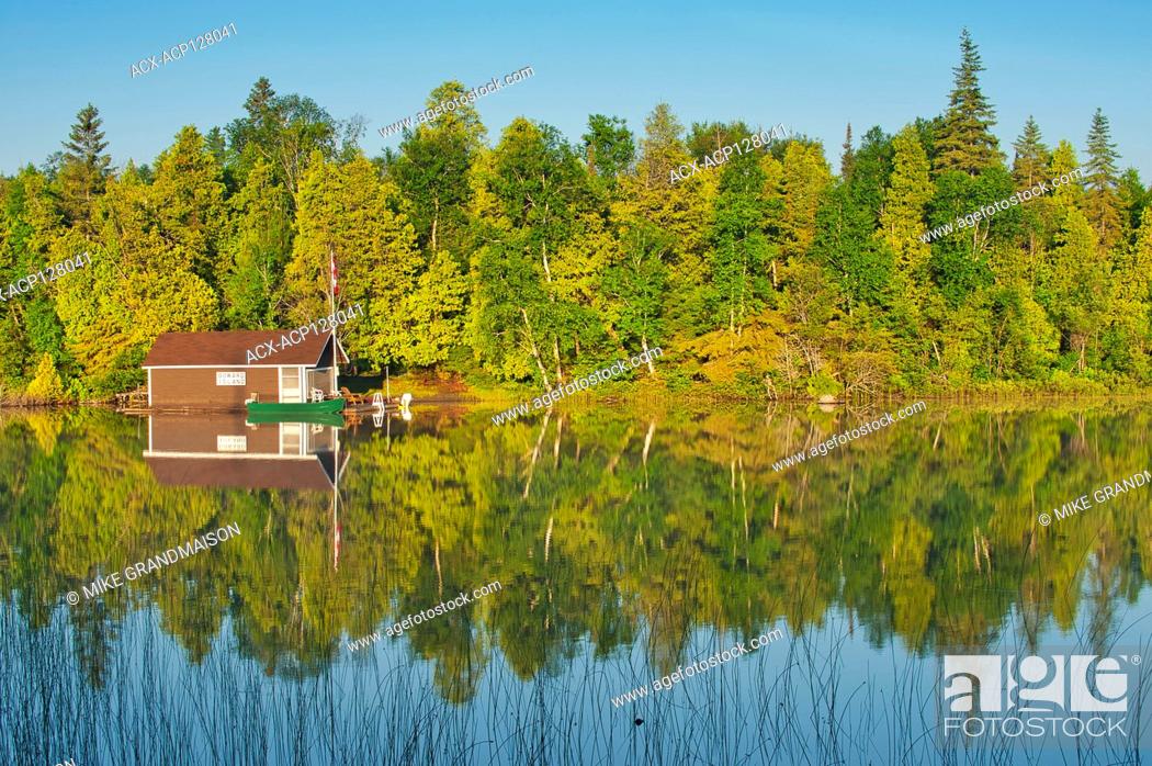 Photo de stock: Cottage on Snake Island Lake (Cassels Lake) Temagami Ontario Canada.