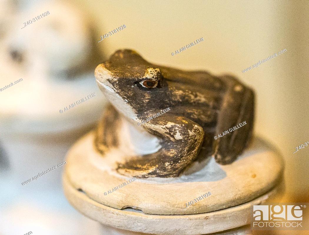 Stock Photo: Egypt, Cairo, Egyptian Museum, from the tomb of Yuya and Thuya in Luxor : Dummy vase in limestone, belonging to Yuya. The lid has the form of a frog.