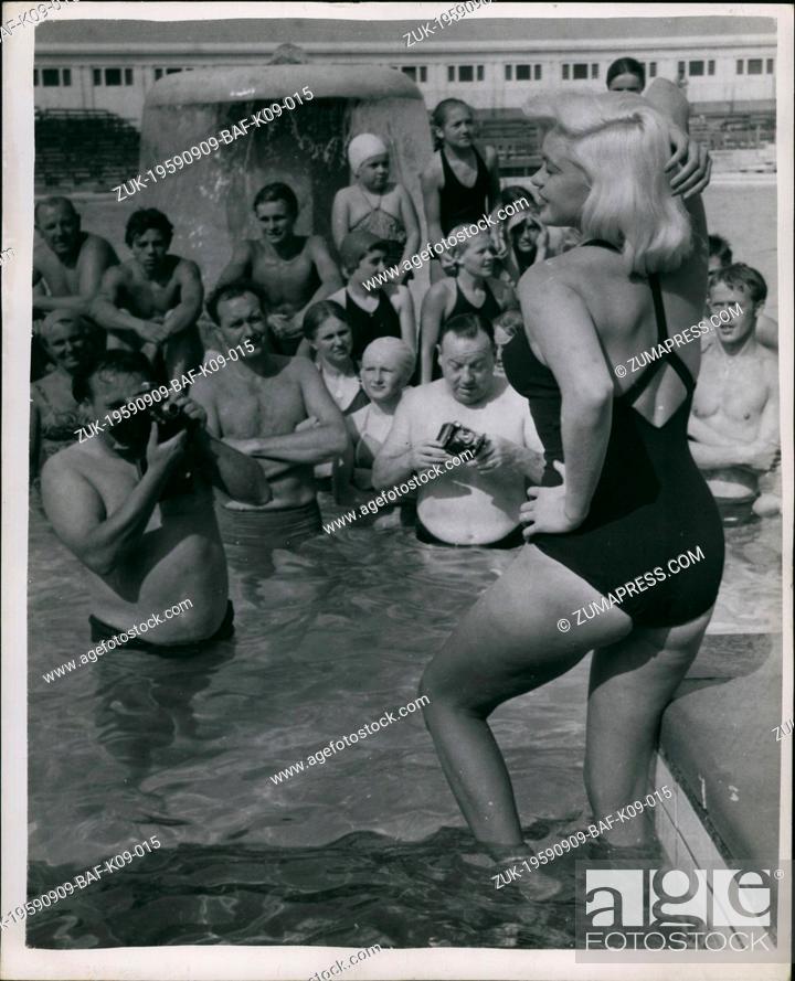 Stock Photo: Sep. 09, 1959 - She Is The Centre Of Attraction - Is Jayne: Glamour star Jayne Mansfield happily poses for the holiday makers when she put ion an appearance -.