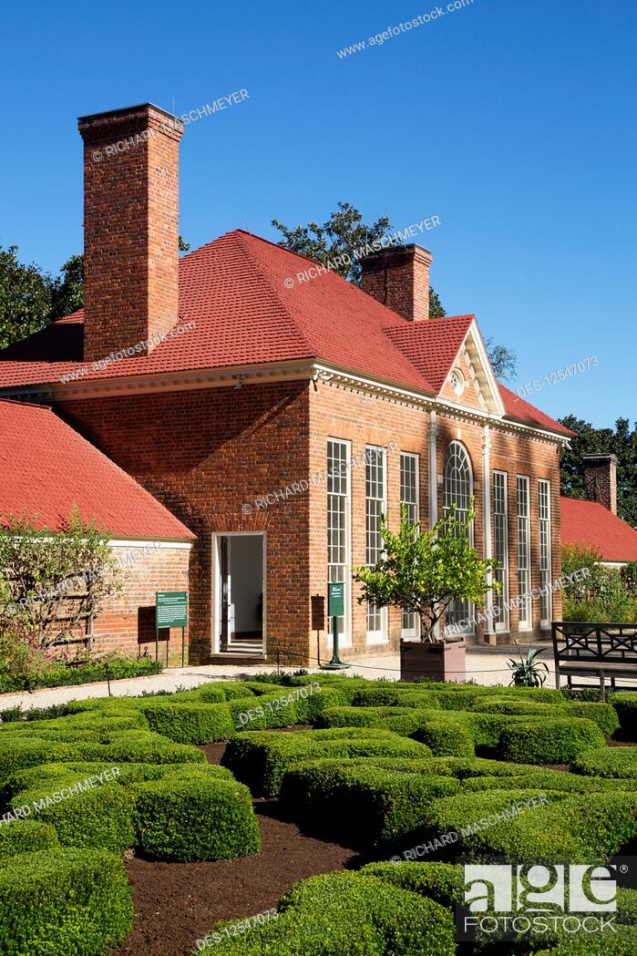 Stock Photo: George Washington's mansion, Greenhouse (right), Slave Quarters (left), Upper Garden (foreground}; Mount Vernon, Virginia, United States of America.
