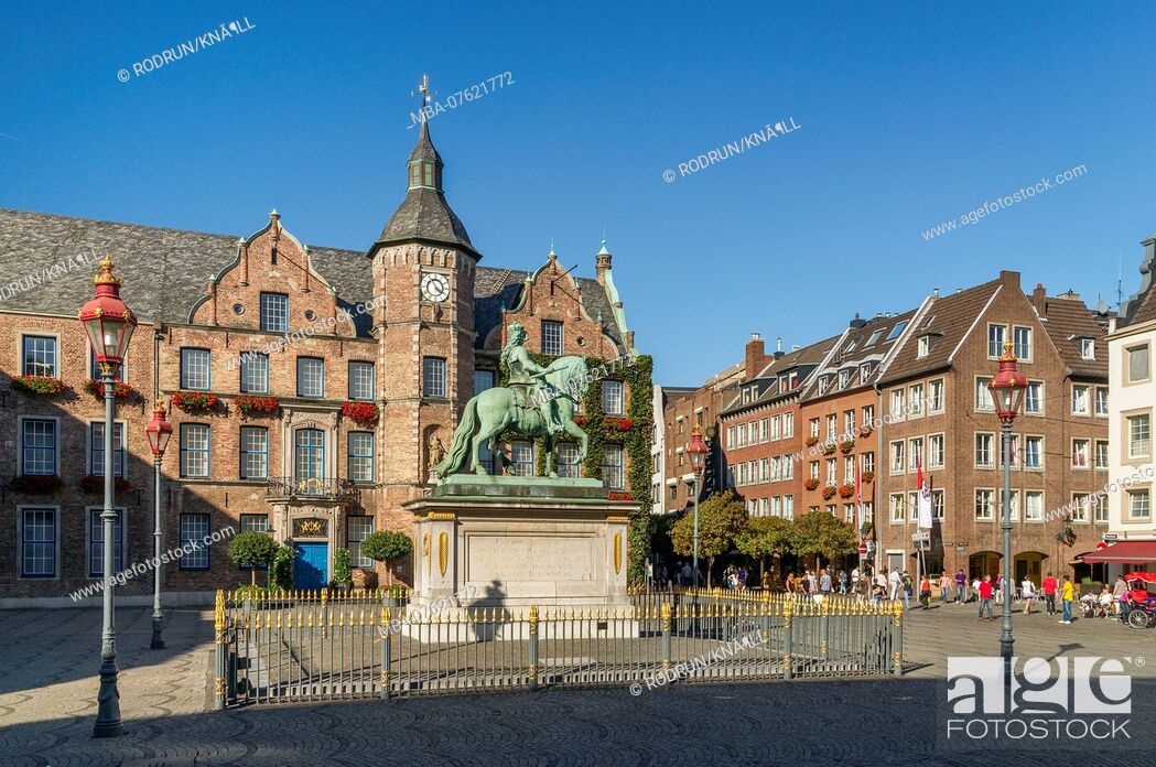 Imagen: Germany, North Rhine-Westphalia, Dusseldorf, equestrian statue Jan Wellem on the market square in front of the old town hall.