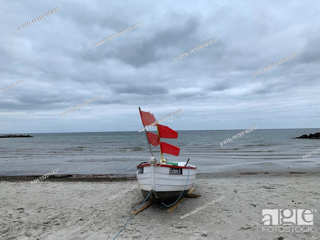 Stock Photo: Schleswig-Holstein - vacation - tourism - beach - dune beach chairs - fishing boat - exit restrictions during the Corona crisis: Our trip takes us to California.
