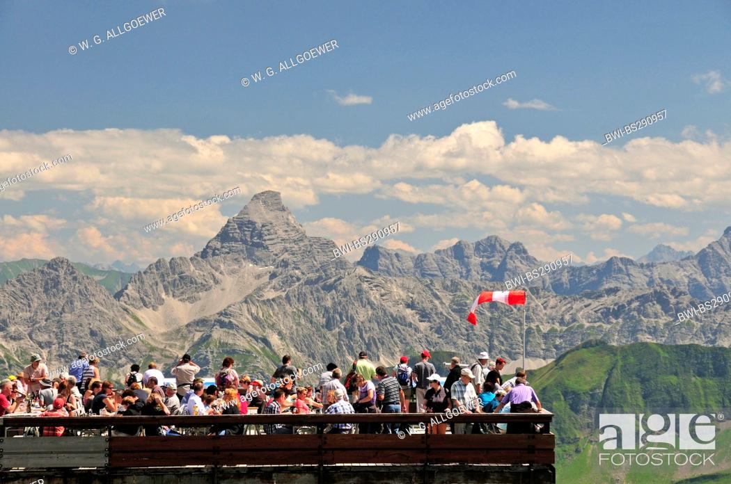 Photo de stock: tourists at mountain station of Nebelhornbahn at Nebelhorn 2224 m, Hochvogel 2592 m in the background, Germany, Bavaria, Allgaeu, Allgaeu Alps.