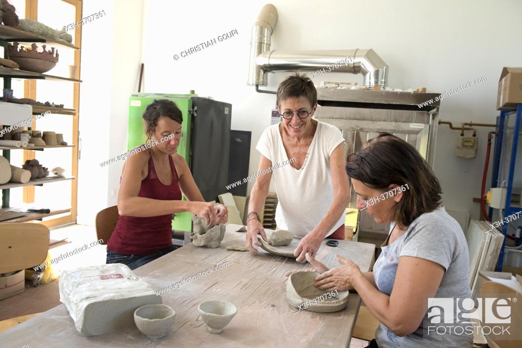 Photo de stock: Atelier d'initiation anime par la ceramiste-sculpteur Dominique Coenen, Centre de ceramique contemporaine, Village de La Borne, departement du Cher.