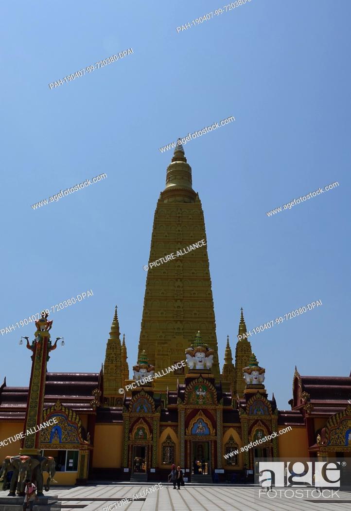 Photo de stock: 04 March 2019, Thailand, Ao Luek Distrikt: The Chedi des Wat Maha That Wachira Mongkol or also called Wat Bang Tong. The Chedi, a tower-like structure.