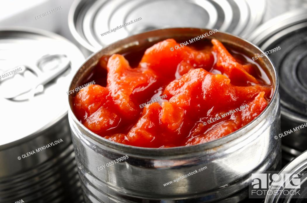 Imagen: Canned sliced tomatoes in just opened tin can. Non-perishable food.
