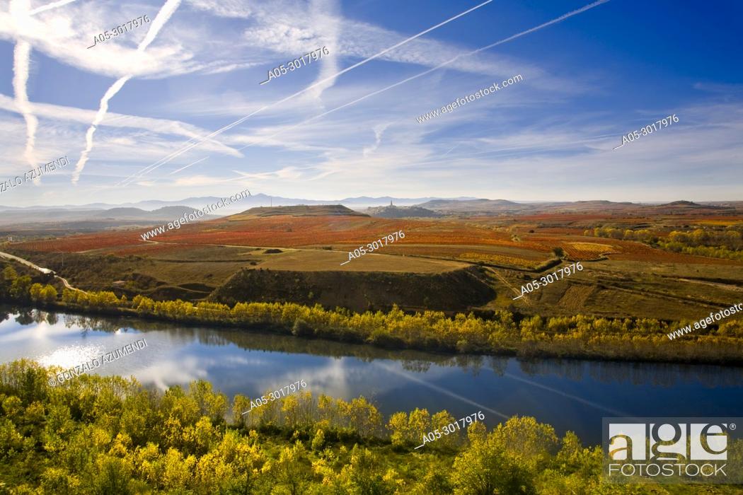 Stock Photo: Ebro river as it passes through San Vicente of the Sonsierra. In the background Briones. La Rioja. Spain.