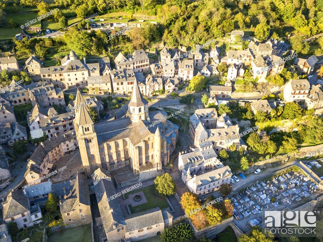 Imagen: Aerial view of the medieval village of Conques in France. It shows visitors its abbey-church and clustered houses topped by slate roofs.