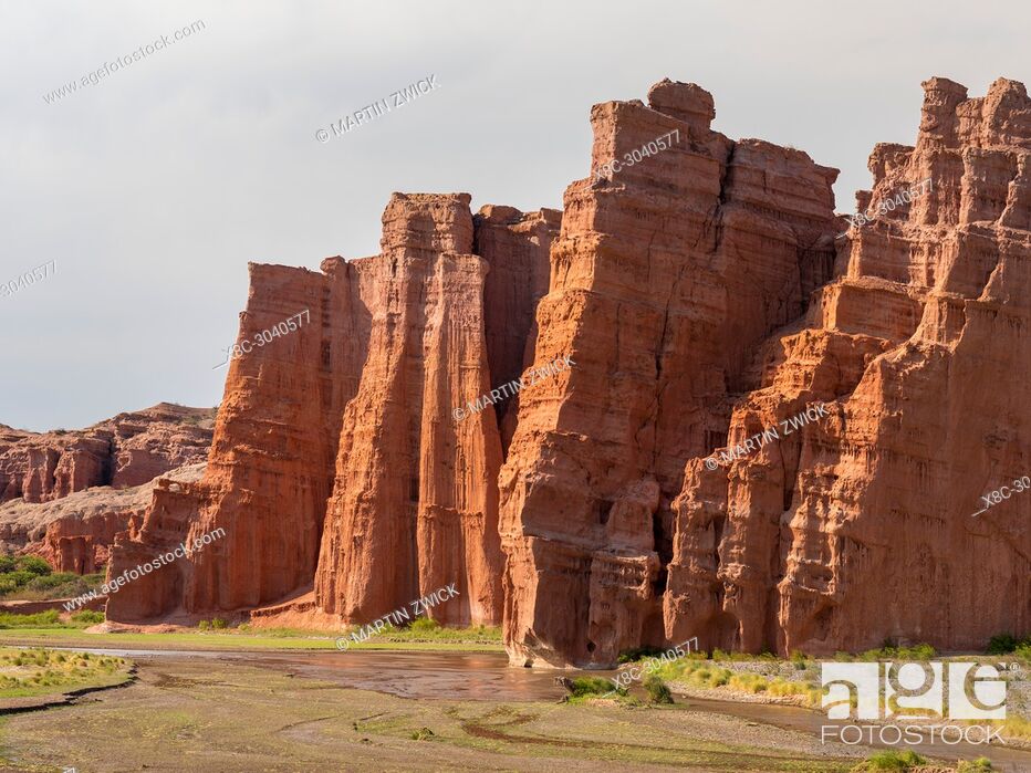 Photo de stock: The rock formation Los Castillos. Quebrada de las Conchas also called Quebrada de Cafayate. A canyon with colorful rock formations created by Rio de las Conchas.