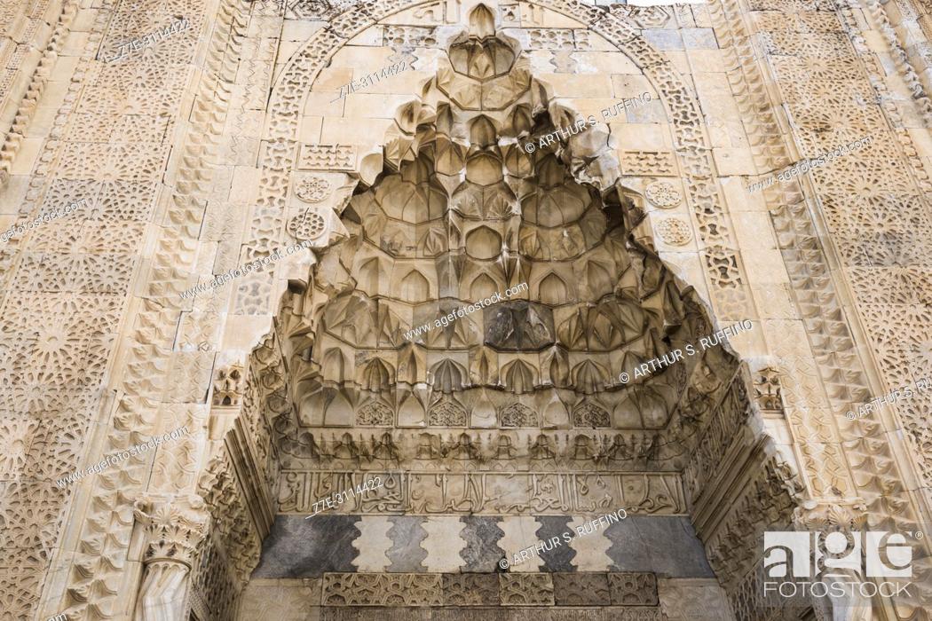 Photo de stock: Muqarnas vaulting above entrance portal of Caravanserai of Agzikarahan, 13th century caravan inn for merchants, Cappadocia, Turkey.
