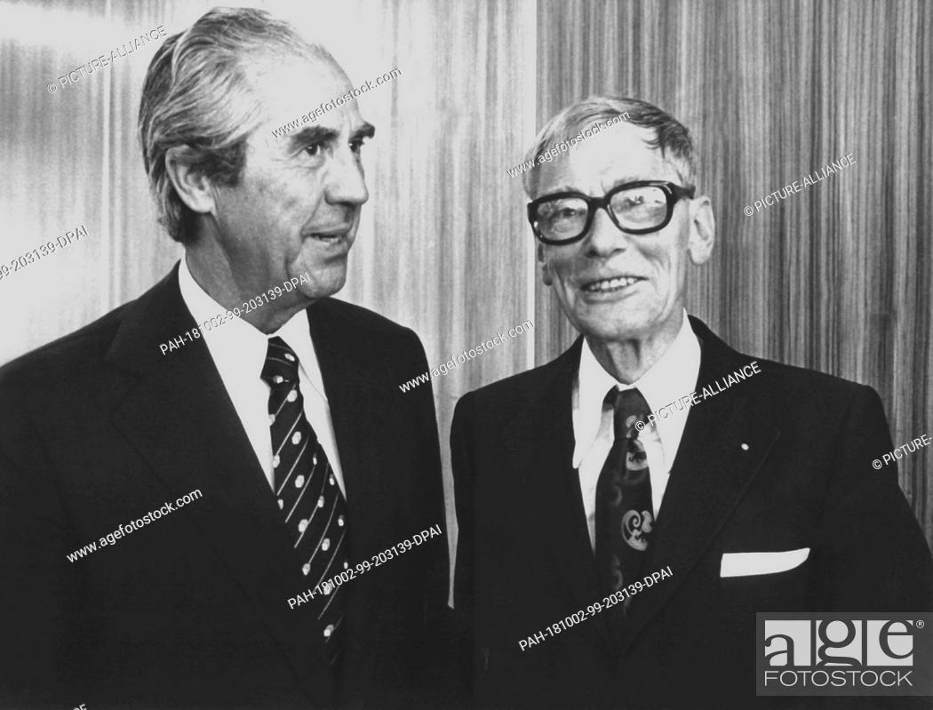 Stock Photo: FILED - 03 July 1976, North Rhine-Westphalia, Aachen: The two pioneers of pacemaker therapy, the Swedish engineer Rune Elmqvist (r) and the then director of the.