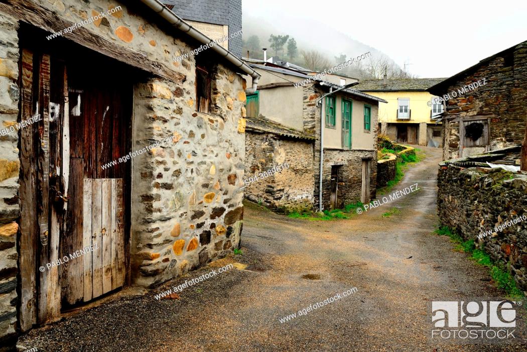 Imagen: Alley in Valencia del Sil hamlet, Vilamartin de Valdeorras, Orense, Spain.