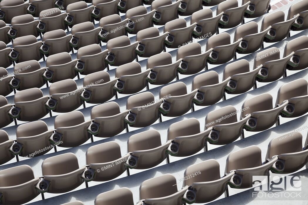 Imagen: Overhead view of empty auditorium seats.