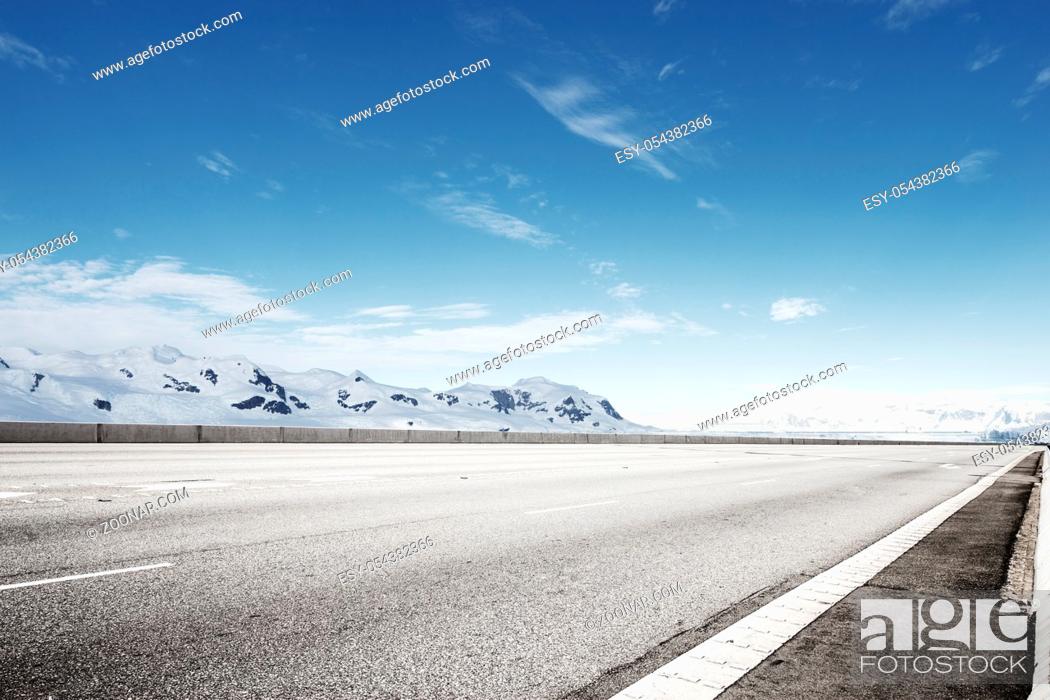 Imagen: empty asphalt road with snow mountain.