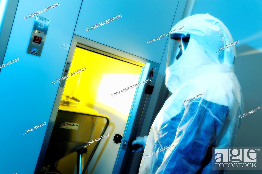 Photo de stock: Laboratory technician equipped with Security Suit inside a technology lab photographed with spectacular lighths.