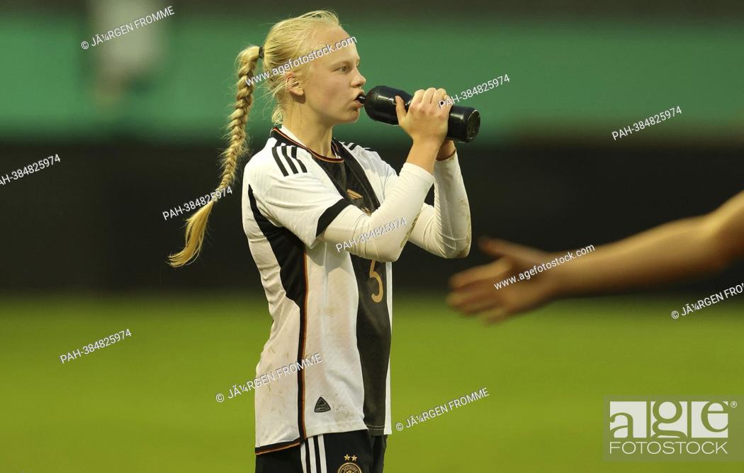 Stock Photo: firo: 17.11.2022, football, soccer, women: U16, U 16 country game juniors Germany - Norway water bottle, Keira Bednorz. - Muenster/Deutschland.