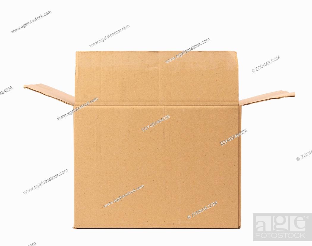 Imagen: open cardboard rectangular box made of corrugated brown paper isolated on a white background.