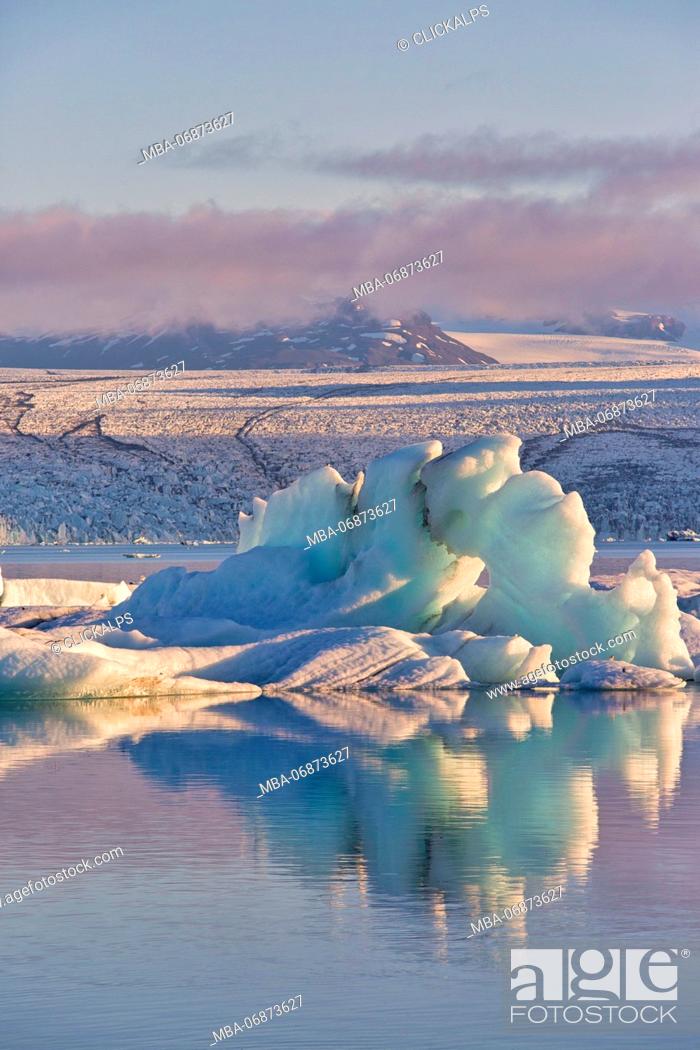 Photo de stock: Iceberg reflection in Jokulsarlon Glacier Lagoon during a sunrise, Austurland, Eastern Iceland, Iceland.
